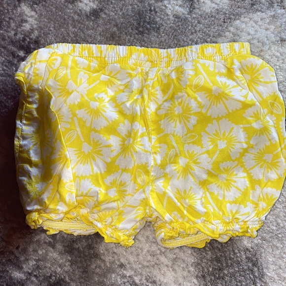 Yellow and white floral set with ladybug 🐞 - Picture 3 of 4